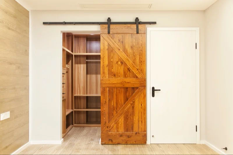 DOORWIN 2021From the farm sliding barn door with barn door hardware and oak woodby Doorwin